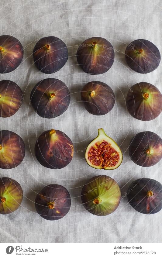 Minimalistische Komposition mit Feigen Hälfte Frucht lecker Serviette gesunde Ernährung frisch süß Leckerbissen exotisch tropisch Tisch Lebensmittel reif