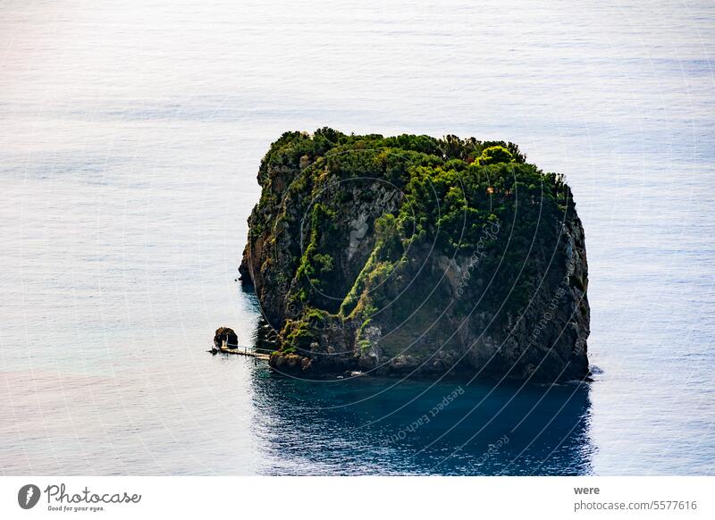 Küste und einsame Felsen im Meer bei Sinarades auf der Insel Korfu Strände Byzantinische Kirchen Korfu-Stadt Kristallklares Wasser Kultur Griechenland