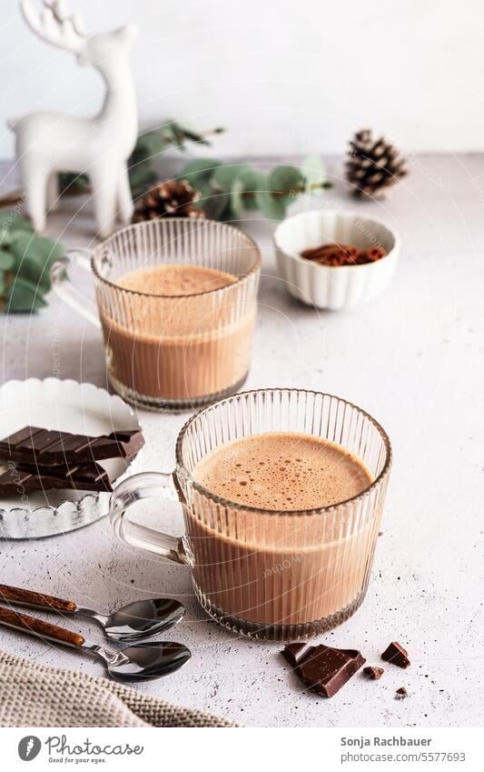 Heißer Kakao in zwei Gläser auf einem grauen Tisch Trinkglas Schokolade süß Dessert Heißgetränk lecker Getränk Lebensmittel Foodfotografie Menschenleer trinken