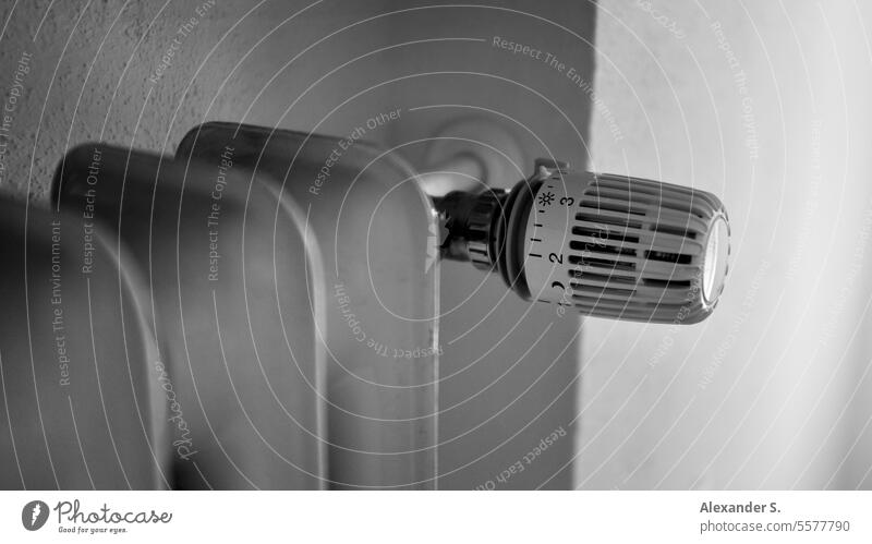 Heizkörper mit Thermostat Heizung Temperatur Wärme Heizkosten Wohnung Energie sparen heizen Heizungsregler Winter Haushalt Energiekrise Energiesparen