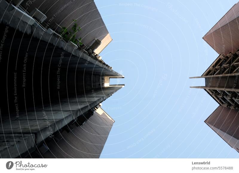 Blick auf ein brutalistisches Gebäude in Skopje, Nordmazedonien Architektur Balkan Brutalismus brutalistische Architektur Stadtbild Beton aufschauend skopje