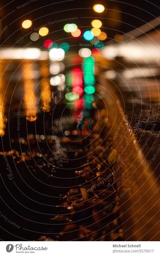 Abends im Regen kurz vor der Straßenkreuzung Straßenbeleuchtung Ampel Ampeln grün rot nass Spiegelung Spiegelungen Reflexion & Spiegelung Pfütze Wasser Asphalt