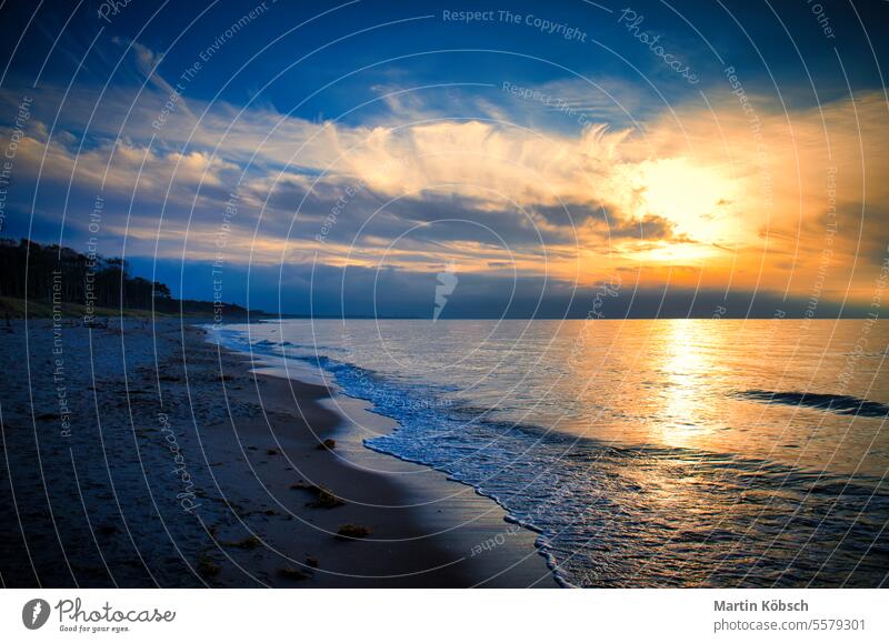 Sonnenuntergang am Weststrand an der Ostsee. Wellen, Strand, bewölkter Himmel und Sonnenschein Sandstrand Badeurlaub MEER Meer winken Wasser Landschaft wolkig