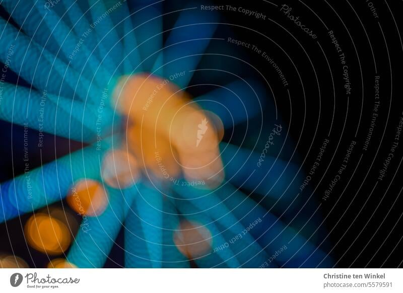 Riesenrad in der Dunkelheit Drehung drehen Unschärfe rund Attraktion Schwindelgefühl Jahrmarkt Bewegung hoch Karussell Höhe Ausblick defokussiert bunt Vergnügen