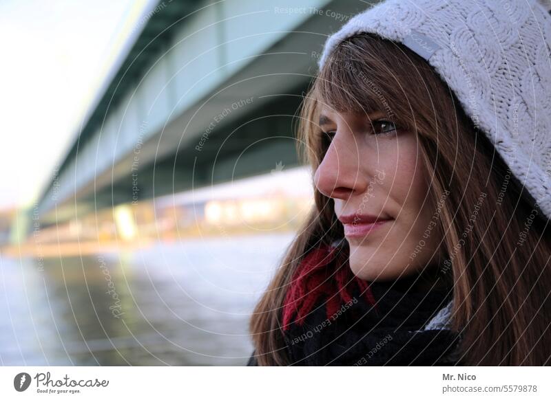 woman Winter Kälte Wollmütze kalt Bekleidung langhaarig Gesicht sympathisch Blick Wintertag wärmend Accessoire Augen nachdenklich attraktiv Sehnsucht gedanken