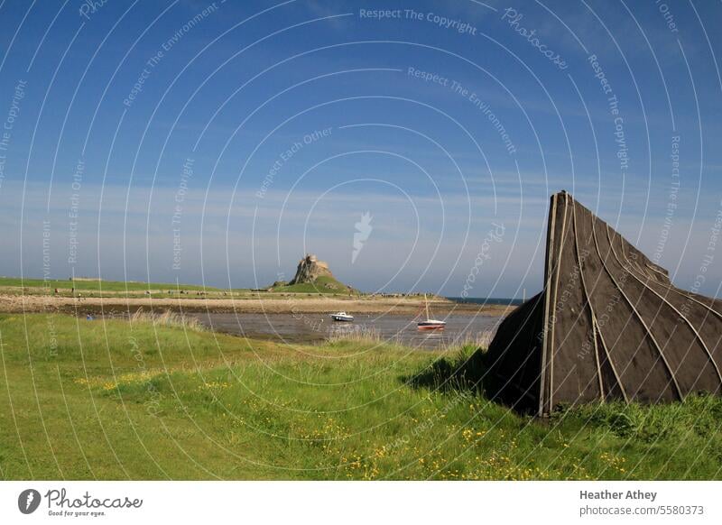 Blick vom Bootshaus über den Hafen von Holy Island auf die Burg Lindisfarne Insel Baracke Burg oder Schloss Sommer Boote England northumberland Sehenswürdigkeit