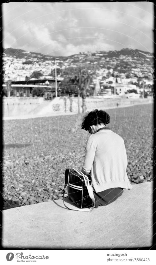 Blick aufs Meer bei Sturm Einsamkeit Schwarzweißfoto Traurigkeit Vergänglichkeit analog analoge fotografie schwarzweiß Schwarzweißfotografie Außenaufnahme