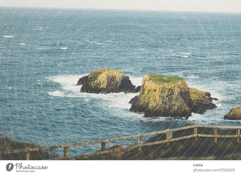 Nordirland Republik Irland nördliche Landschaft Nordlicht Meer Meeresufer Berge Seeküste Wellen Welle - Wasser Meereswellen Meeresstrand Strandpromenade Winter