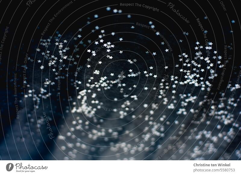 Glitzersternchen auf dunklem Untergrund Stern (Symbol) Sternchen glänzend glitzern Weihnachten & Advent Dekoration & Verzierung silberfarben