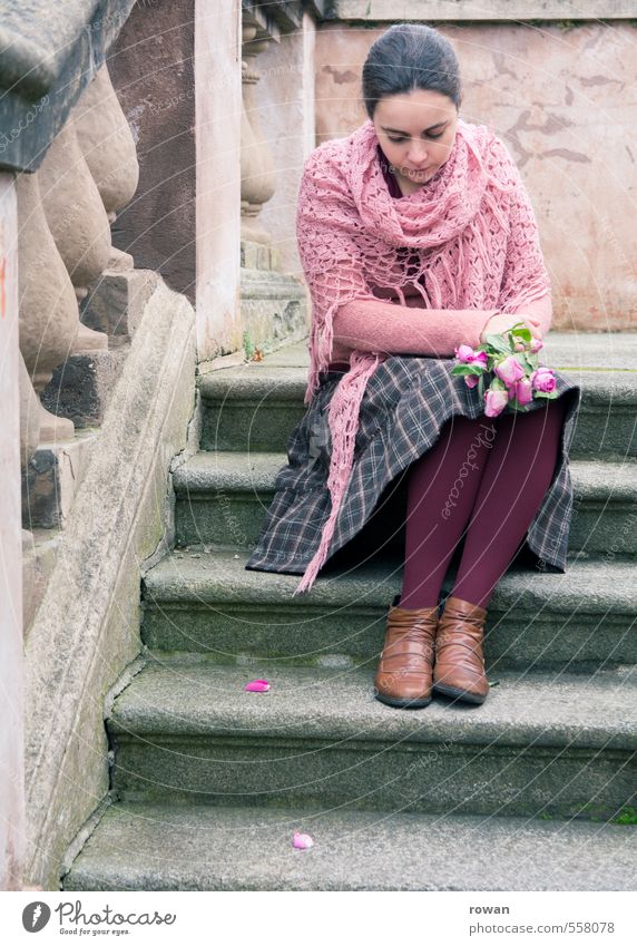 rosa Mensch feminin Junge Frau Jugendliche Erwachsene 1 Treppe alt Barock Steintreppe Blume Blumenstrauß Rose Romantik Liebe Liebeskummer Rock schön warten