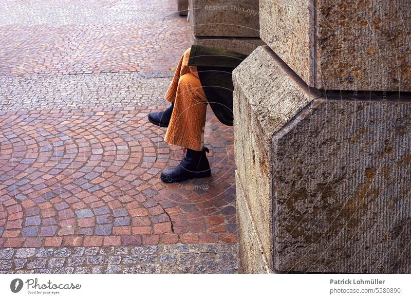 Warten auf Godot frau beine kleidung hose schuhe mantel kleidungsstücke warten sitzen anonym unsichtbar detail detailaufnahme freiburg streetphoto asphalt beton