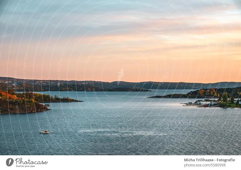 Blick vom Kreuzfahrtschiff bei der Abfahrt aus Oslo Norwegen Skandinavien Landschaft Natur Inseln Meer Ostsee Himmel Wolken Abendrot Sonnenuntergang Wasser