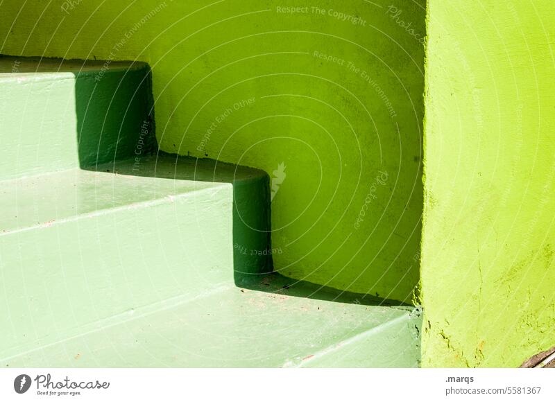 Grüne Treppe Architektur Treppenstufen frische Farben aufwärts Aufstieg aufsteigen Licht Schatten hell grün Sonnenlicht