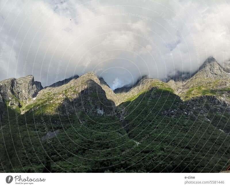 Die nebligen Berge von Trollveggen in Norwegen wenn man zum Trollstigen Pass kommt Norwegenurlaub Nebel Wolken Himmel Trolle Skandinavien mystisch Natur grün