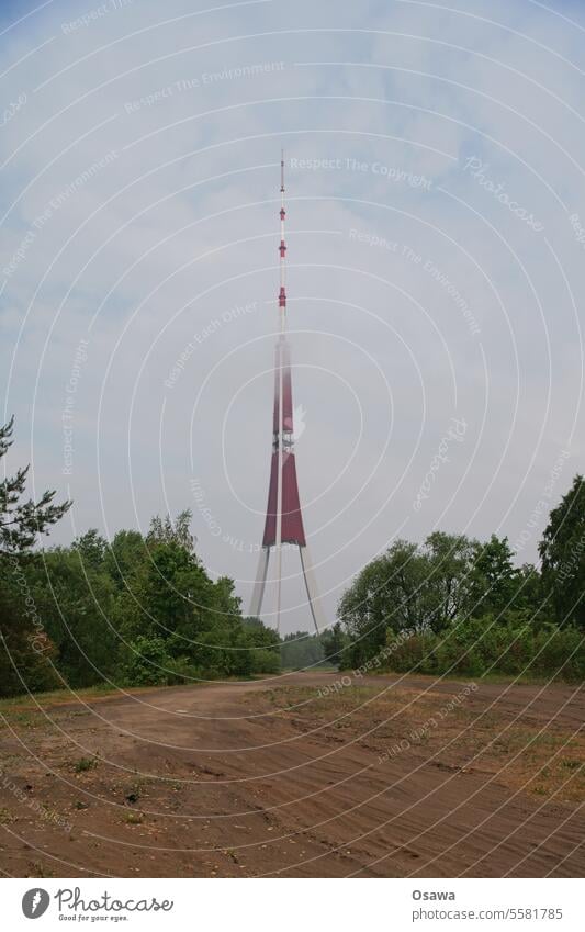 Rīgas radio un televīzijas tornis Turm Fernsehturm Funkturm Riga Architektur Wahrzeichen Hauptstadt Bauwerk Menschenleer