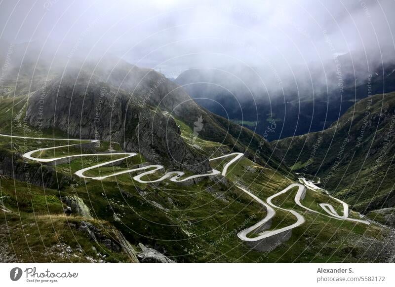 Serpentinen der alten Straße über den Gotthardpass in den Schweizer Alpen Pass Passstraße Tessin Bergpass Bergpanorama Gebirge Berge u. Gebirge Nebel