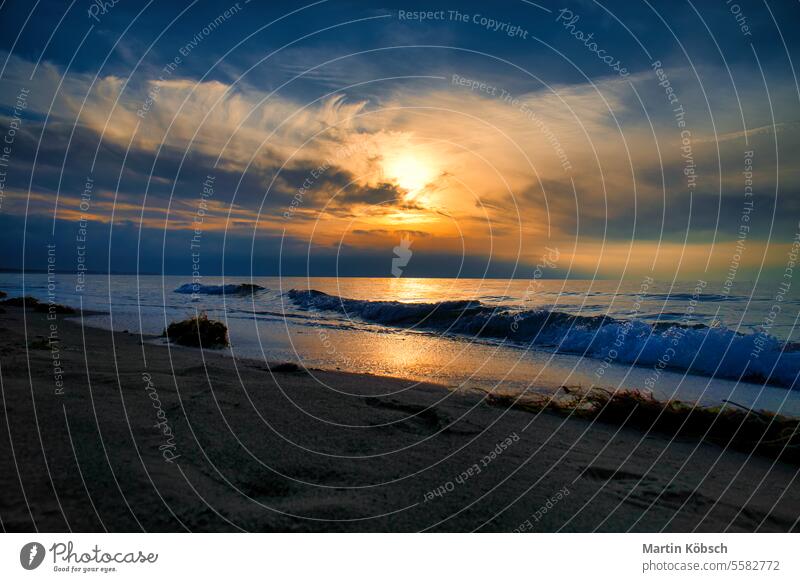 Sonnenuntergang am Weststrand an der Ostsee. Wellen, Strand, bewölkter Himmel und Sonnenschein Sandstrand Badeurlaub MEER Meer winken Wasser Landschaft wolkig