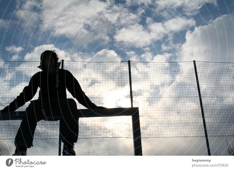 High fives & blue skies Wolken Fußballplatz Mann Zaun genießen Außenaufnahme Aachen Winter Denken Erholung atmen Luft Luftholen Unendlichkeit Himmel gemütlich