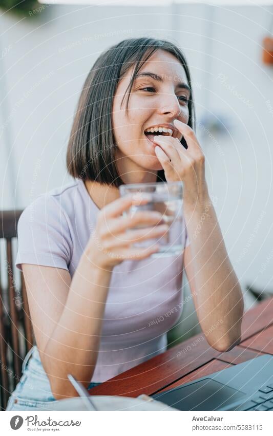 Frau lächelt, während sie viele Pillen in der offenen Hand hält, sie ist dabei, sie zu essen und zu ergänzen Tablette Ergänzung Glück Schmerztablette Vitamin