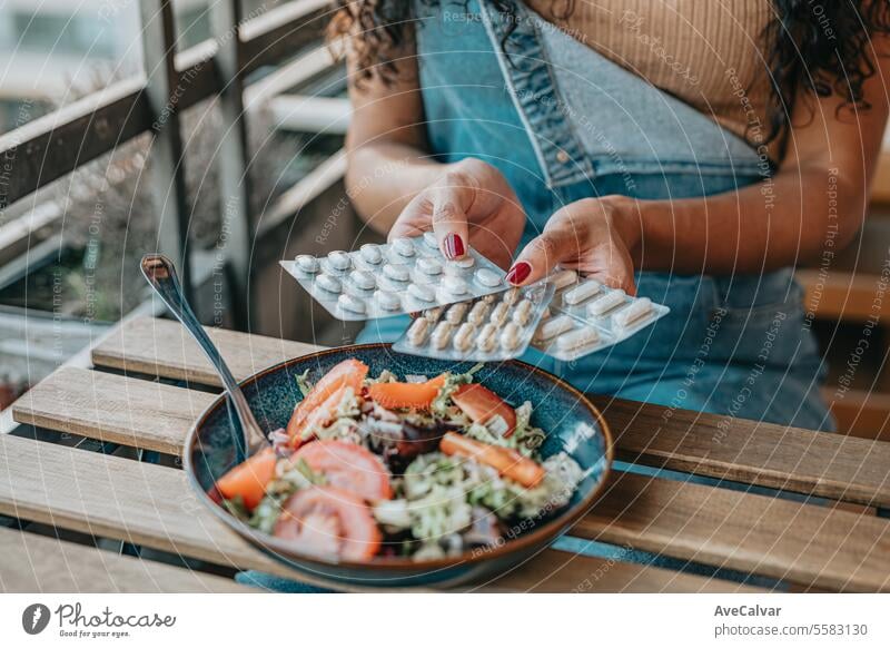 Nahaufnahme Hände, die Tabletten einnehmen, Nahrungsergänzung für gesunde Ernährung oder Vitaminpräparate, Behandlungskonzept Ergänzung Frau Glück