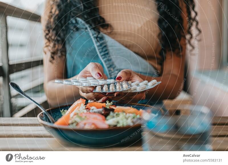 Nahaufnahme Hände, die Tabletten einnehmen, Nahrungsergänzung für gesunde Ernährung oder Vitaminpräparate, Behandlungskonzept Ergänzung Frau Glück