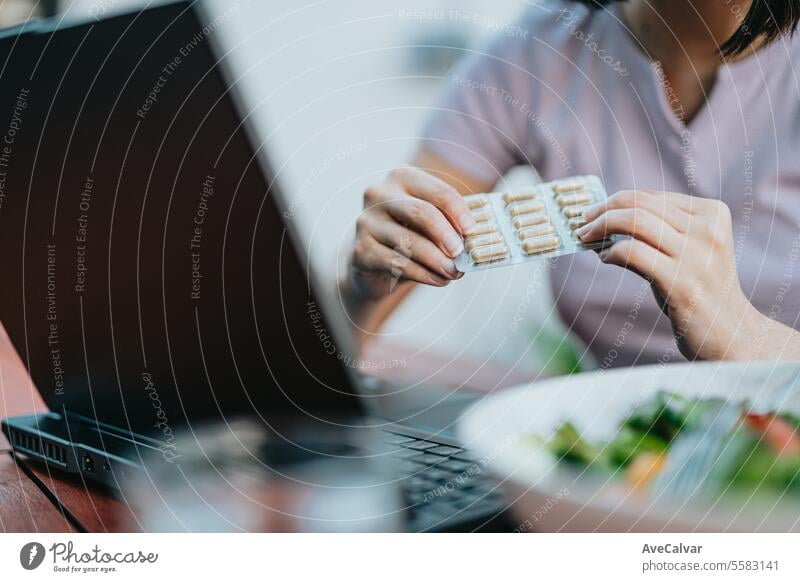 Close up Hände nehmen Pillen, Ergänzungen oder Vitamin-Medikamente, Frau Krankheit Behandlung Konzept Tablette Glück Schmerztablette Gesundheit Tippen