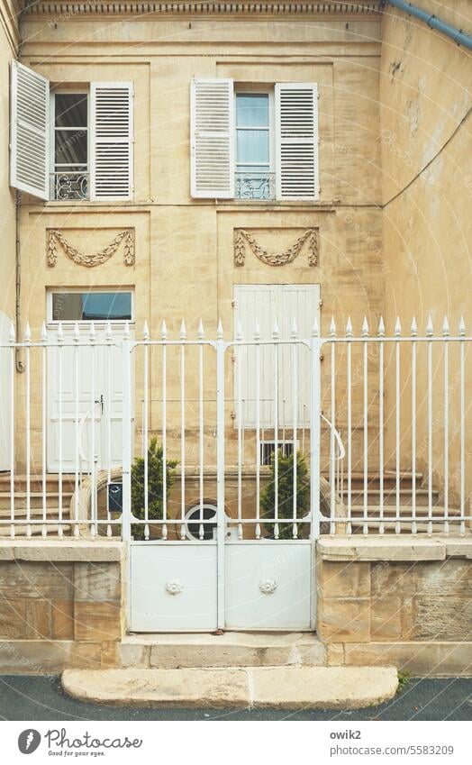 Vorsichtige Öffnung Haus Wohnhaus Fassade vornehm diskret Fenster Fensterladen teilweise geöffnet Lage peilen Schritt für Schritt Gitter geschlossen Sicherheit