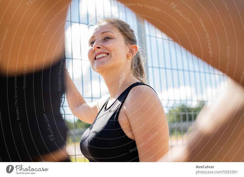 College-Mädchen beim Training für sportliche Tests. Sie ruht sich mit Kollegen auf der Laufbahn auf dem Campus aus. Frauen Sport Fitness passen Übung Gesundheit