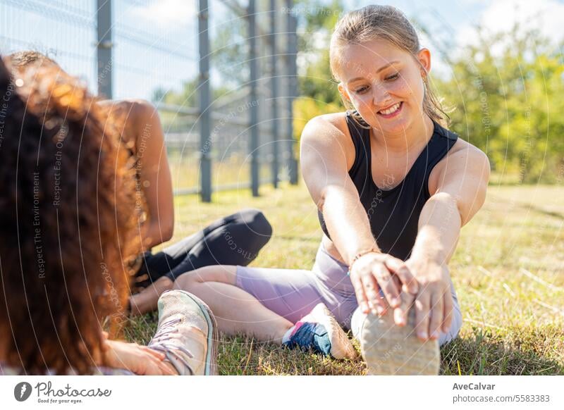 Freundinnen wärmen sich auf, bevor sie zum Training gehen. Gutes und vorsichtiges Training ohne Verletzungen. Sport Frau jung Fitness Gesundheit Frauen Sommer