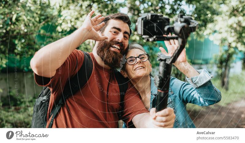 Alte Frau mit einem neuen Hobby, die mit ihrem Sohn Werbung macht und Anekdoten erzählt, um sie in Netzwerke hochzuladen. mental Gesundheit Senior Luftschlange