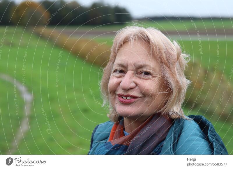 Herbstzeit | fröhlich ... weil es grad nicht regnet Frau Porträt weiblich feminin Kopf Gesicht Mensch Erwachsene Blick Haare & Frisuren Frauengesicht natürlich