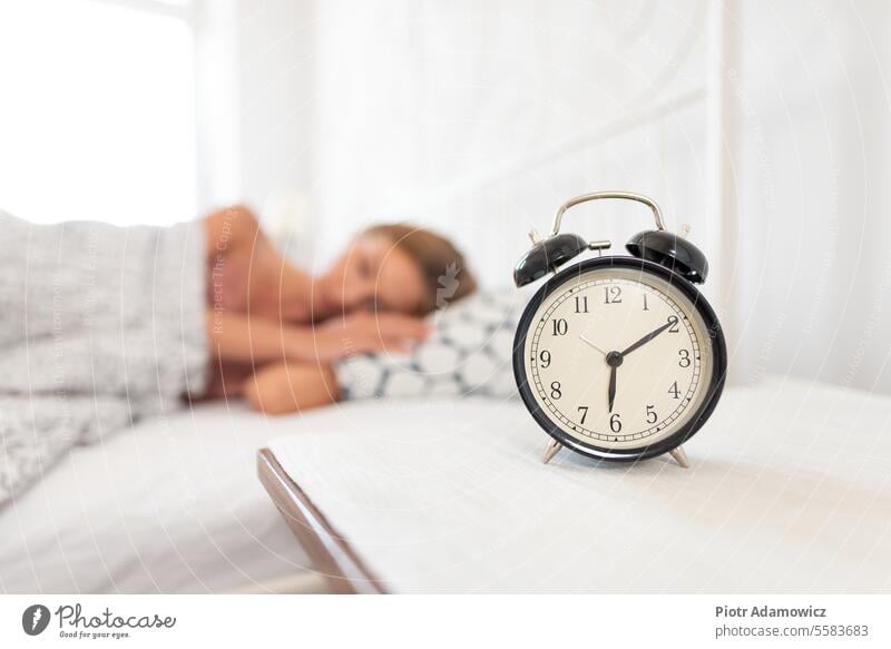 Analoger Wecker. Frau schlafend im Bett Schlummer wecken nach oben träumend Tag Morgen Uhr Zeit Alarm retro analog Hände jung Schlafzimmer müde Hand aus