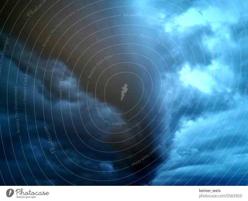 Mysteriöses Wolkengebilde ganz ohne KI sieht aus wie ein Tornado Sturmwoken Orkan Regen Wetter Unwetter Himmel Gewitter Wind Klima Klimawandel bedrohlich Natur