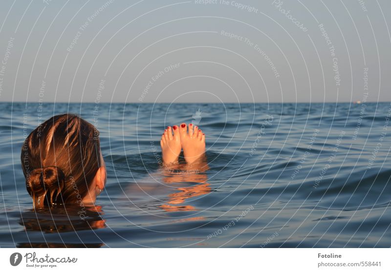 Relax! Mensch feminin Kind Mädchen Kindheit Haut Kopf Haare & Frisuren Fuß Umwelt Natur Urelemente Wasser Sommer Wellen Meer hell kalt nah nass Wärme blau