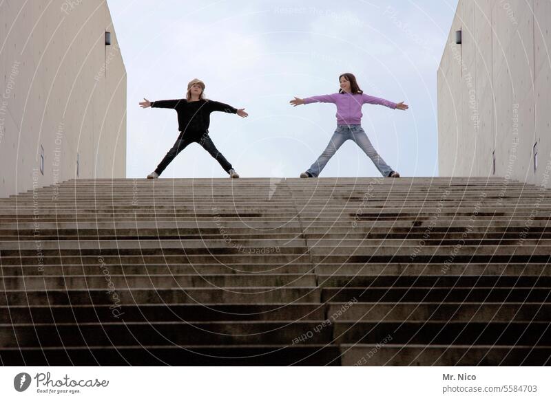 durchgang verboten arme ausbreiten grau oben aufwärts abwärts Mauer Wand Treppe Architektur Gebäude Bauwerk Stop Barriere gespreizte Beine Treppenabsatz