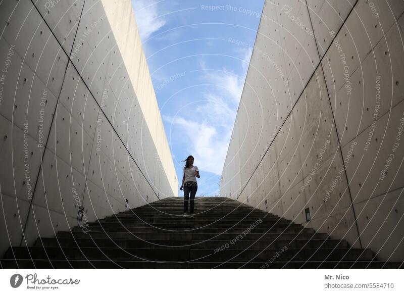 herunterkommen Treppe aufwärts abwärts Architektur Mauer Bauwerk Wege & Pfade Betonwand oben Ziel steil Gebäude abstieg Treppenstufe Abstieg einsam Stufen