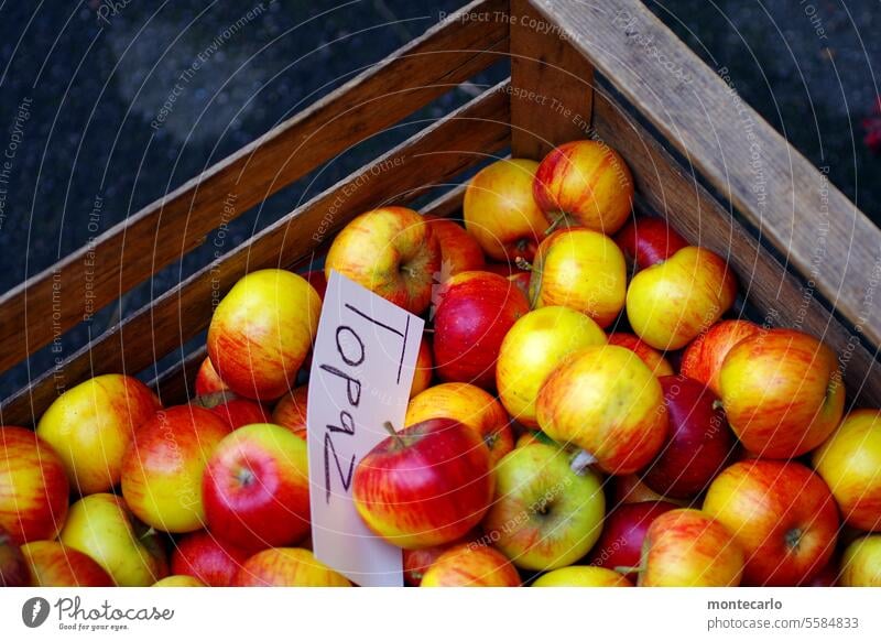 Zugreifen Bodenseeapfel Regional neue Ernte Holzkiste Apfel Natur Lebensmittel Frucht frisch lecker saftig natürlich Umwelt süß rot Apfelernte appetitlich vegan