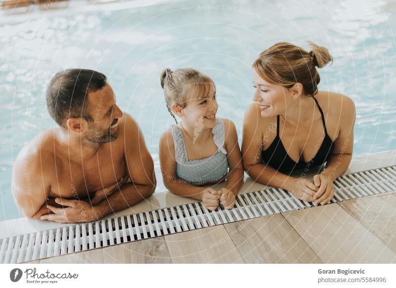 Familie im Hallenbad Tochter drei Eltern Kaukasier Glück Mutter Frau Pool Wasser Erwachsener jung Kind genießen Junge Fröhlichkeit Zusammensein Menschen Spaß