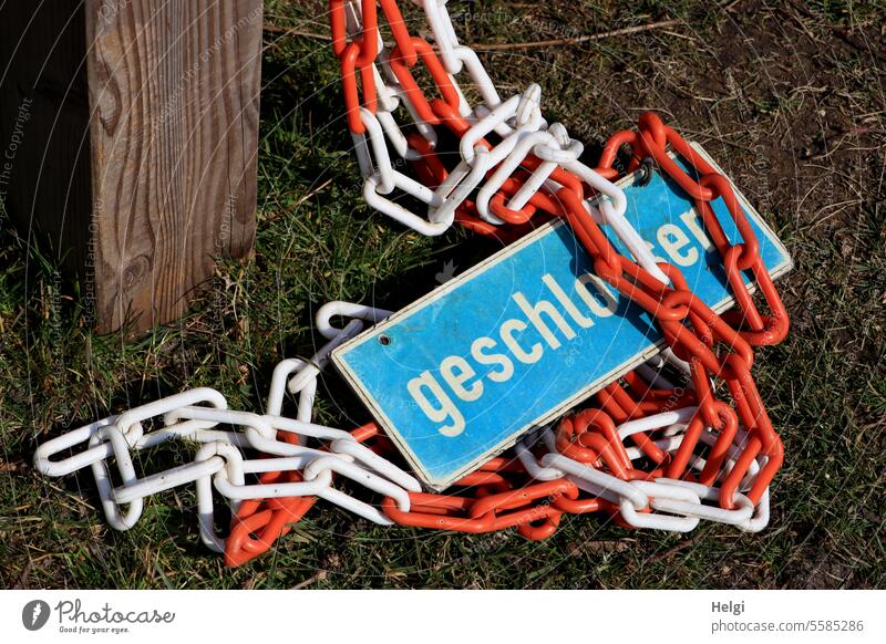 heute nicht ... geschlossen Kette Schild Hinweis Schrift Pfahl Holzpfahl Hinweisschild Schilder & Markierungen Buchstaben Außenaufnahme Schriftzeichen Wort