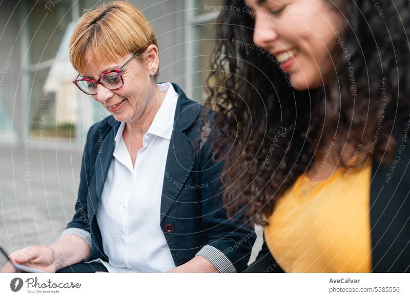 Freunde Geschäftsfrau arbeiten mit Laptops zusammen außerhalb des Büros. Arbeitsprozess Projekt Person Frau Erwachsener Geschäftsmann Business Kaukasier