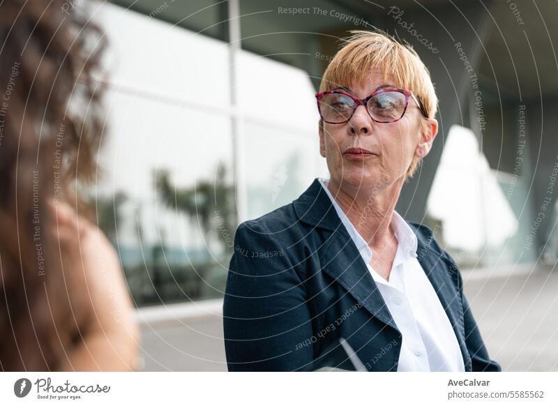 Senior und Junior Business Frau tragen Business-Kleidung, während Bindung zusammen. Büroangestellte Konzept Geschäftsfrau Kollege Person Kaukasier Porträt