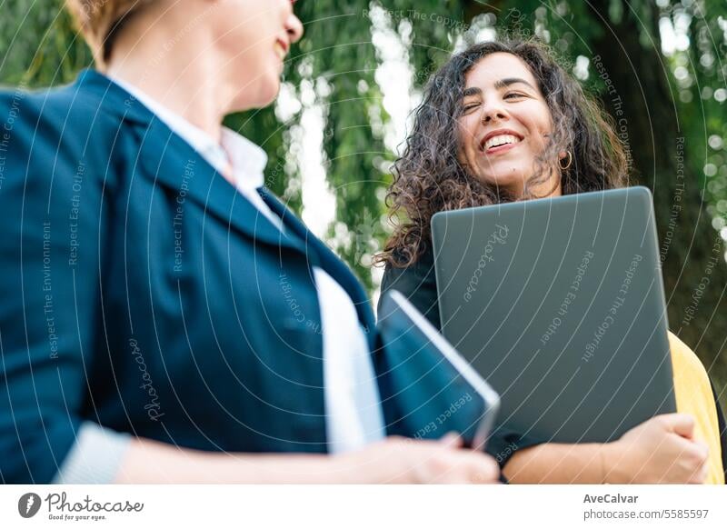 Geschäftsfrau Menschen in einer Diskussion beim Gehen ins Büro. Konzept der Zusammenarbeit Kollege Frauen Business Person jung Erwachsener Laptop Computer