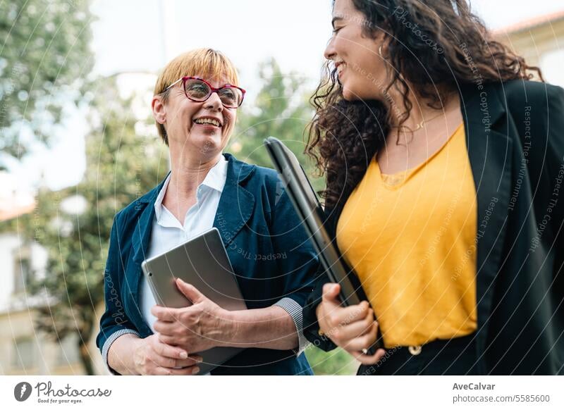 Geschäftsfrau Menschen in einer Diskussion beim Gehen ins Büro. Konzept der Zusammenarbeit Kollege Business Person Frau Frauen Lächeln Glück jung Zusammensein