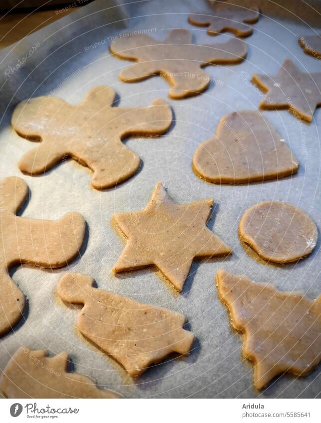 Rohe Plätzchen auf einem Blech mit Backpapier roh Teig Plätzchenteig Backen Plätzchen ausstechen Weihnachten & Advent Weihnachtsgebäck Vorweihnachtszeit Stern