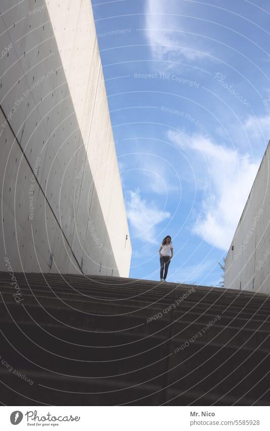 stand still Froschperspektive Betonwand Perspektive modern oben steil Architektur aufwärts abwärts Treppe stehen Wand Himmel Schönes Wetter feminin Coolness