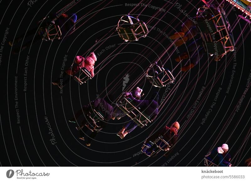 kettenkarussell Karussell Jahrmarkt Nacht drehen Freude Geschwindigkeit Kettenkarussell Bewegung Freizeit & Hobby Vergnügungspark Schwindelgefühl Drehung
