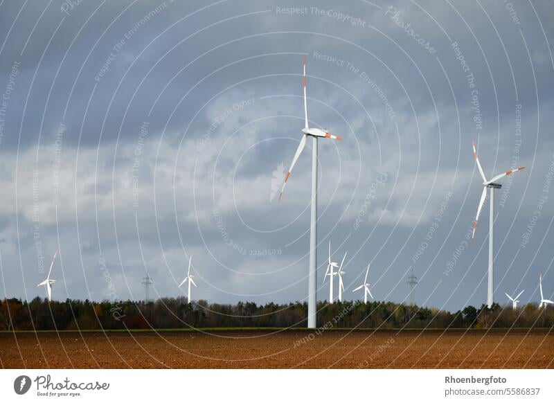 Windkraftanlage vor einem bewölken Himmel windkraftanlage windrad windenergieanlage windmühle turbine umwelt elektrizität generator himmel erneuerbar green blau