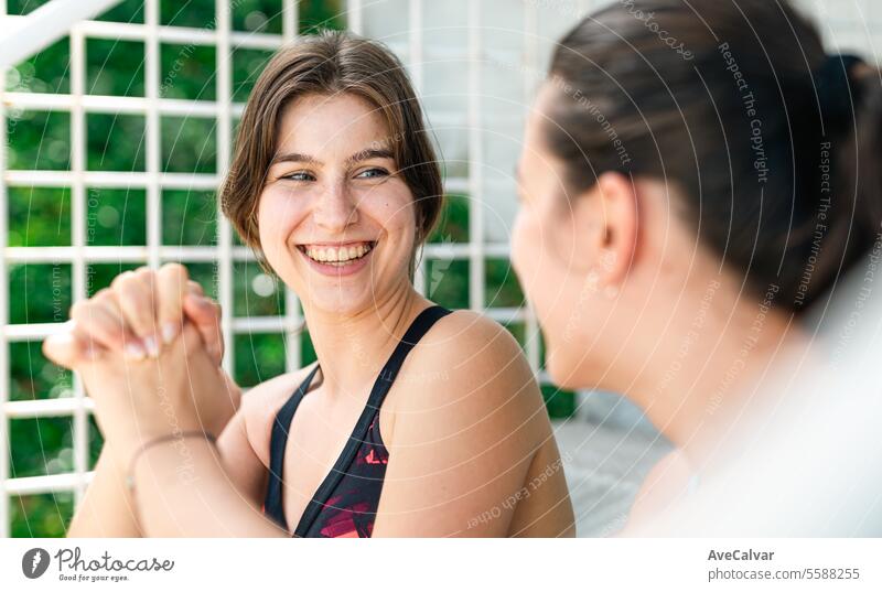 Frauen, die sich darauf vorbereiten, zu trainieren und ihre Ziele zu erreichen. Freundschaft unterstützen, verstärken, ermutigen. jung Glück Lifestyle Kaukasier