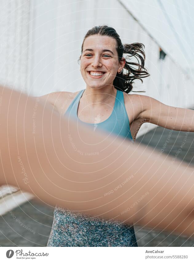 Junge Trainerin, die einer Schülerin die verschiedenen Übungen beibringt, während sie mit einem Lächeln trainiert. Frau Fitness passen Person jung Sport