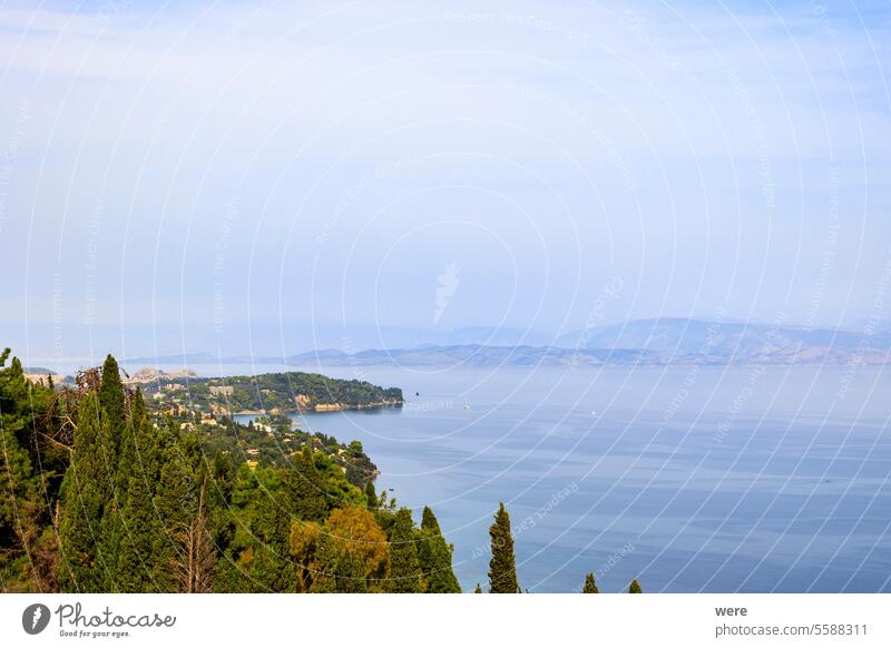 Blick von der ehemaligen Villa der Kaiserin Sissi Achilleion über Zypressen- und Olivenwälder auf die Stadt Korfu Strände Byzantinische Kirchen Korfu-Stadt